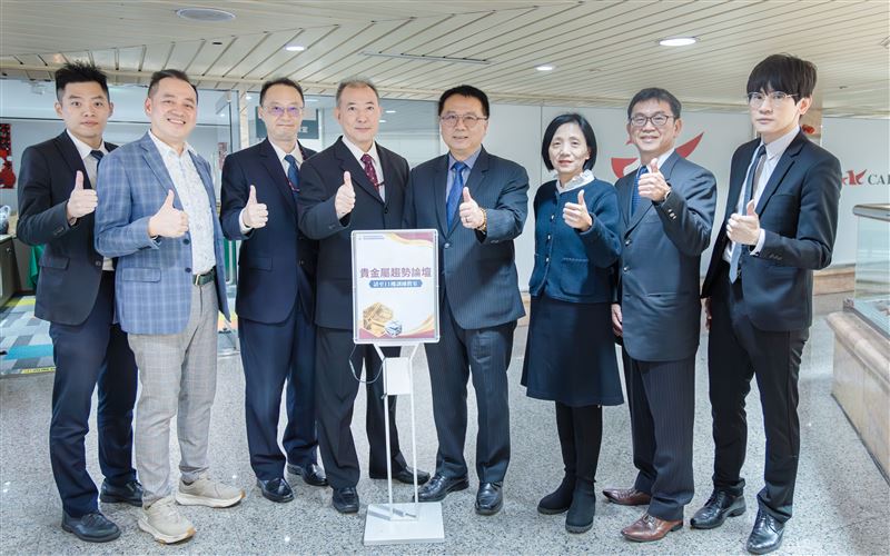 2025年金價大漲逾五成只是開端，隨著全球央行買盤支撐及工業需求爆發，2026年將迎來「金價不息、銀價不止」的新格局，白銀、鉑金更因庫存短缺與AI需求，成為投資新顯學。群益證舉辦貴金屬趨勢論壇，群益證總經理李文柱（右四）、群益投顧董事長蔡明彥（左四）、群益證執行副總裁洪欣如（右三）、德銀遠東投信副總經理林彥全(左二)、德銀遠東投信基金經理人劉坤儒(右二)，合影比讚。（圖／群益證提供）