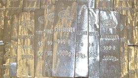 群益金鼎證券攜手德銀遠東投信舉辦「貴金屬財富密碼論壇」（圖），深度解析金價飆漲背後的邏輯。專家指出，2025年金價大漲逾五成只是開端，隨著全球央行買盤支撐及工業需求爆發，2026年將迎來「金價不息、銀價不止」的新格局，白銀、鉑金更因庫存短缺與AI需求，成為投資新顯學。（示意圖／PIXABAY）