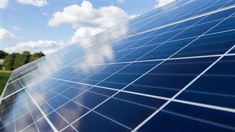 光電產業七大公協會於22日齊聚發聲，示警台灣能源轉型已陷入泥淖。針對近期《環評法》修法與審查趨嚴，太陽光電產業永續發展協會理事長沈尚弘（圖中）比喻此舉如「化療法案」，恐同時殺死好壞細胞，甚至傳出已導致外資啟動千億撤資計畫。業界呼籲政府應跳脫防弊思維，建立透明高效的審查體制，落實「漁電並重」與「光農模式」，才能挽回投資信心，確保半導體與AI產業急需的綠電供應。（示意圖／PIXABAY）