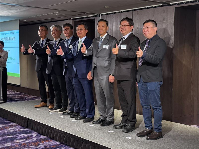 光電產業七大公協會於22日齊聚發聲，示警台灣能源轉型已陷入泥淖。針對近期《環評法》修法與審查趨嚴，太陽光電產業永續發展協會理事長沈尚弘（圖中）比喻此舉如「化療法案」，恐同時殺死好壞細胞，甚至傳出已導致外資啟動千億撤資計畫。業界呼籲政府應跳脫防弊思維，建立透明高效的審查體制，落實「漁電並重」與「光農模式」，才能挽回投資信心，確保半導體與AI產業急需的綠電供應。（圖／光電產業七大公協會提供）