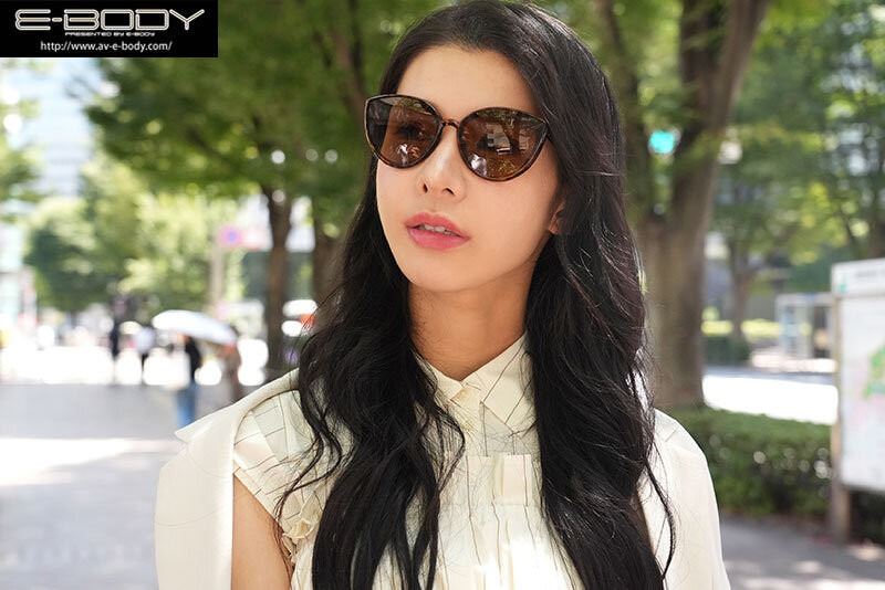 AV達人一劍浣春秋大讚，東雲椿外型比較成熟一點，不過那對一手無法掌握的美胸、那個細到超乎想像的腰身曲線，我可以！（圖／翻攝自Ｘ）