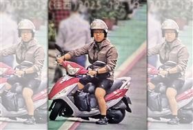 案發前，張文騎機車前往中山區巷內縱火燒車，被監視器清楚拍下。（北市警局提供）