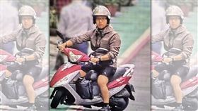 案發前，張文騎機車前往中山區巷內縱火燒車，被監視器清楚拍下。（北市警局提供）