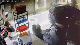 張文被監視器拍到手持汽油桶，前往一處機車行附近縱火。（翻攝畫面）