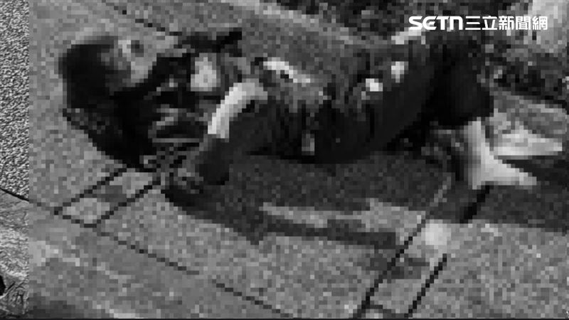 遭撞倒的女子，頭部、臉部鮮血直流，手腳擦傷，倒地陷入昏迷，送醫搶救。（圖／翻攝畫面）