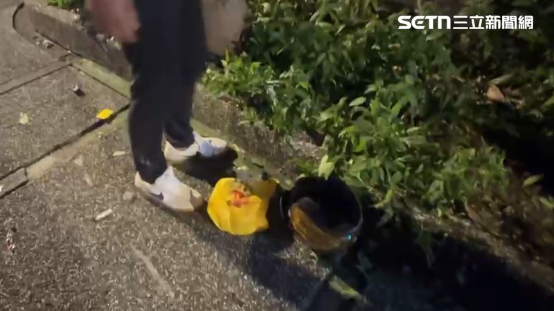 基隆市中正區昨晚（22日），發生恐怖車禍，一輛車鎖定人行道上一對男女，蓄意衝撞，造成女子重傷。（圖／翻攝畫面）