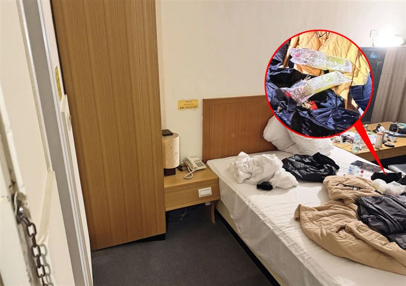 警方在張文藏匿的旅館房間床上，發現藏有汽油彈的包包。（北市警局提供）