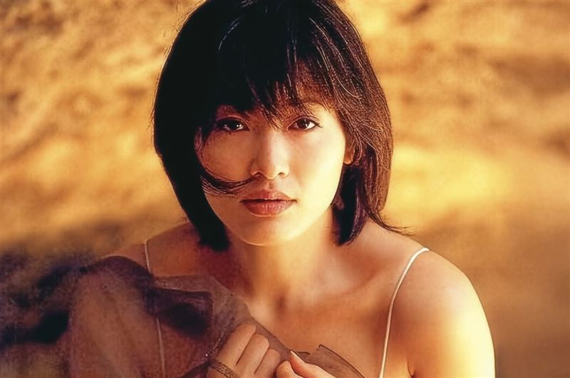 楊思敏19歲就飄洋過海赴港、台發展，半裸的性感形象誘人，曾號稱「亞洲第一美胸」。（翻攝自微博）