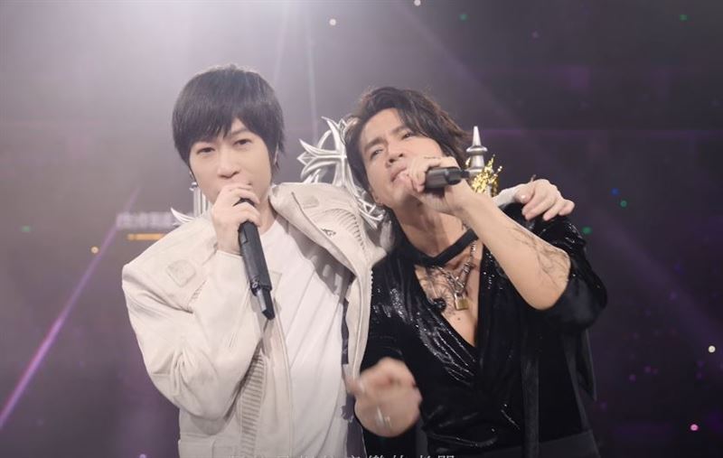 阿信與言承旭熱情合唱。（圖／翻攝自阿信臉書）