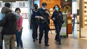 隨機攻擊案後首個上班日　荷槍員警北車巡邏男子張文19日在捷運台北車站及中山站周遭丟擲煙霧彈、持刀傷人，引發全國關注。22日為案發後首個上班上課日，荷槍員警在台北車站巡邏。中央社記者徐肇昌攝　114年12月22日