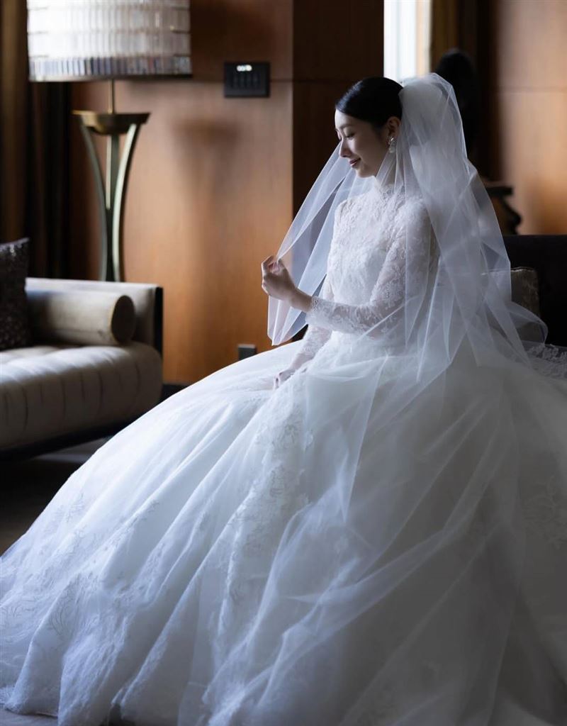 波瑠婚紗照曝光。（圖／翻攝自波瑠IG）