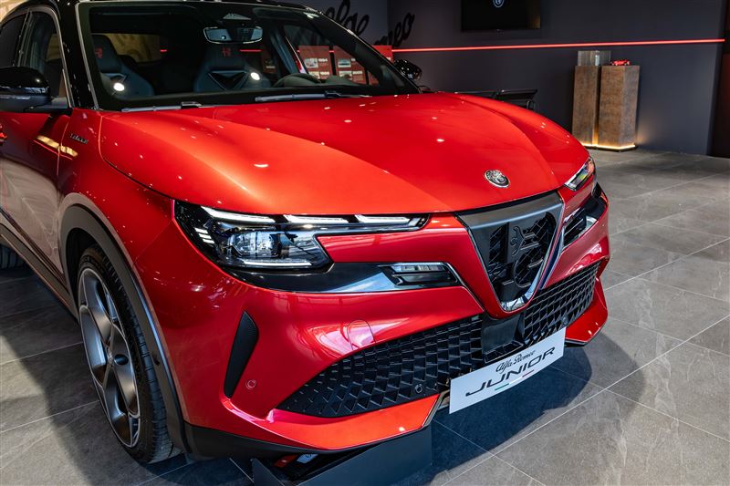 經典Scudetto水箱護罩與銳利燈組勾勒出鮮明運動感。（圖／寶嘉聯合提供）