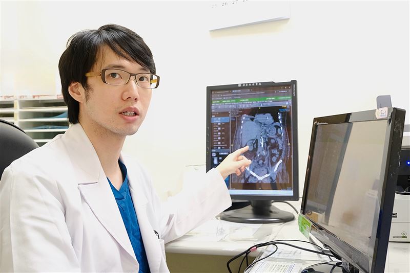 徐御凡提醒，年輕高血壓、血壓難控或伴隨異常症狀，可能是次發性高血壓，應及早檢查與治療。（圖／亞東醫院提供）