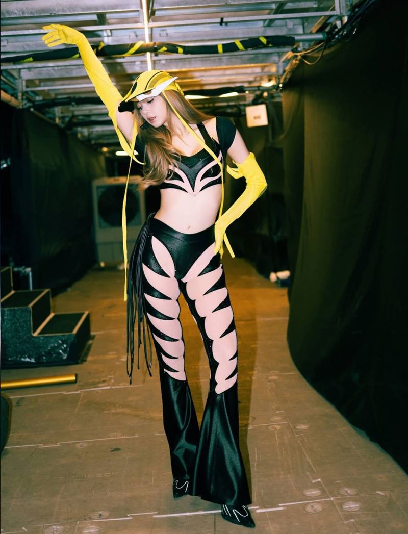 Lisa表演服裝被認為過於性感。（圖／翻攝自Lisa IG）