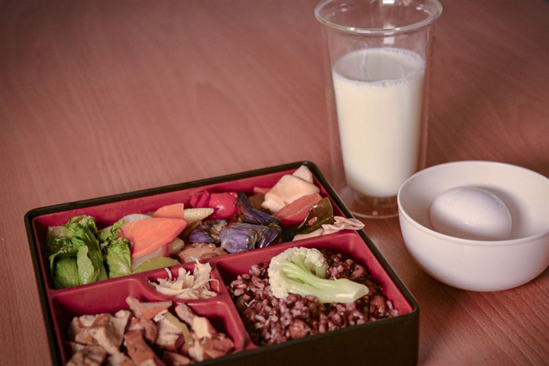 維生素營養攝取均衡很重要，奶蛋素食者每日可以透過1-2杯牛奶及一顆雞蛋達到每日攝取量，而全素食者或年長者或孕/哺乳婦者的攝取以補充劑為較理想的來源。（圖／台北慈濟醫院提供）