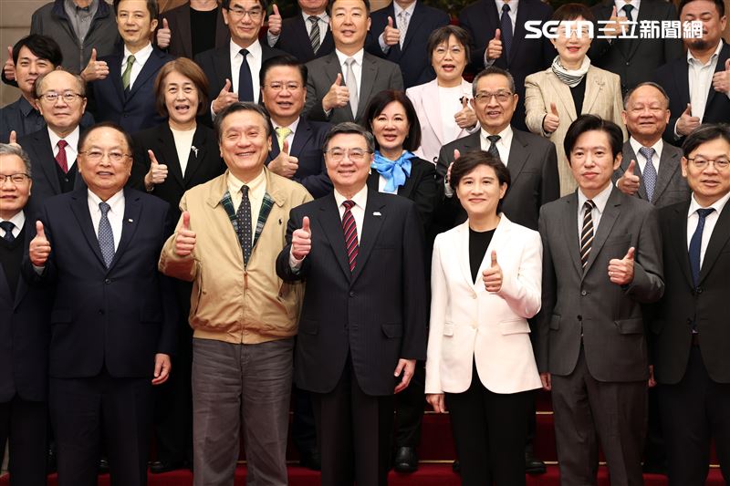 行政院長卓榮泰今（23）日主持行政院經濟發展委員會第2次顧問會議前舉行大合照。（圖／記者盧素梅攝影）