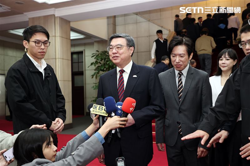 行政院長卓榮泰今（23）日主持行政院經濟發展委員會第2次顧問會議前受訪。（圖／記者盧素梅攝影）