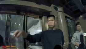 警方到場詢問串燒店客人當時情形。（圖／翻攝畫面）