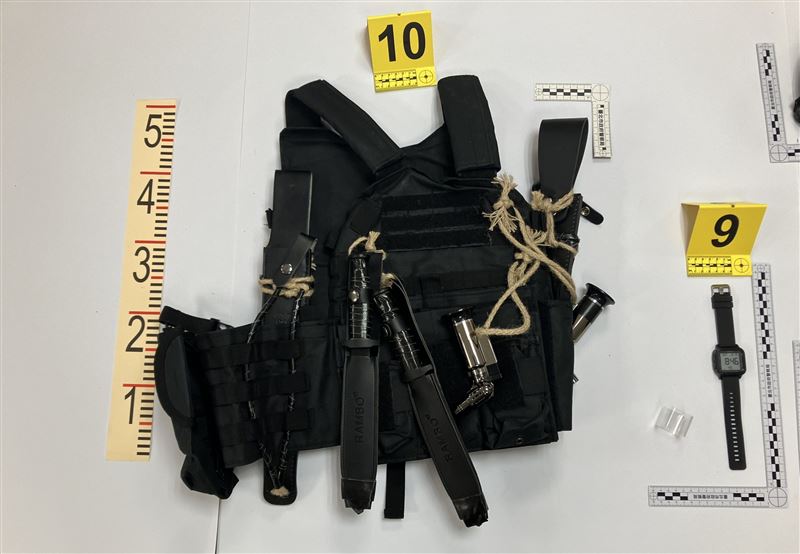 警方在百貨頂樓地面發現張文遺留的作戰背心及刀械。（圖／翻攝畫面）