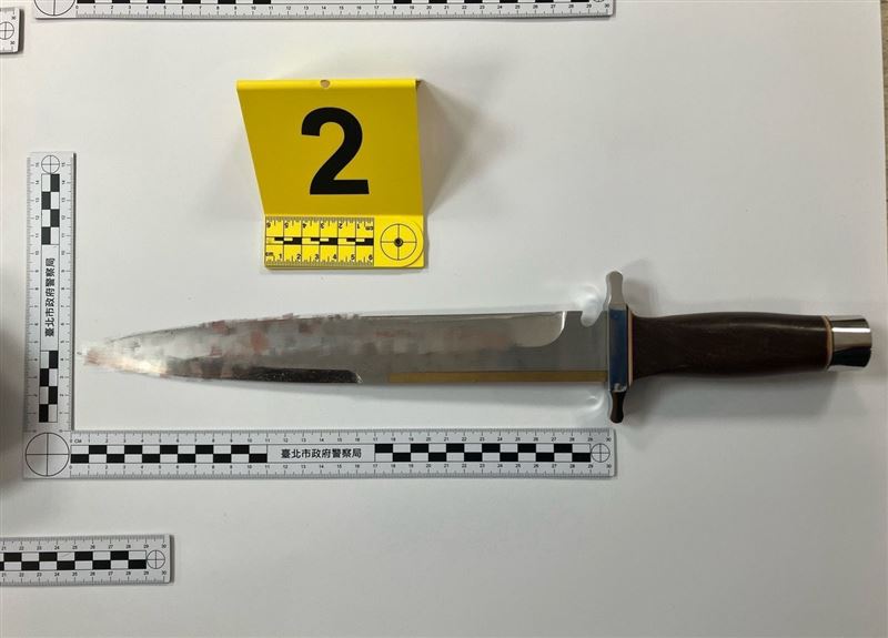 張文使用兇刀是電影《浴血任務》中的同款刀械復刻品。（圖／翻攝畫面）