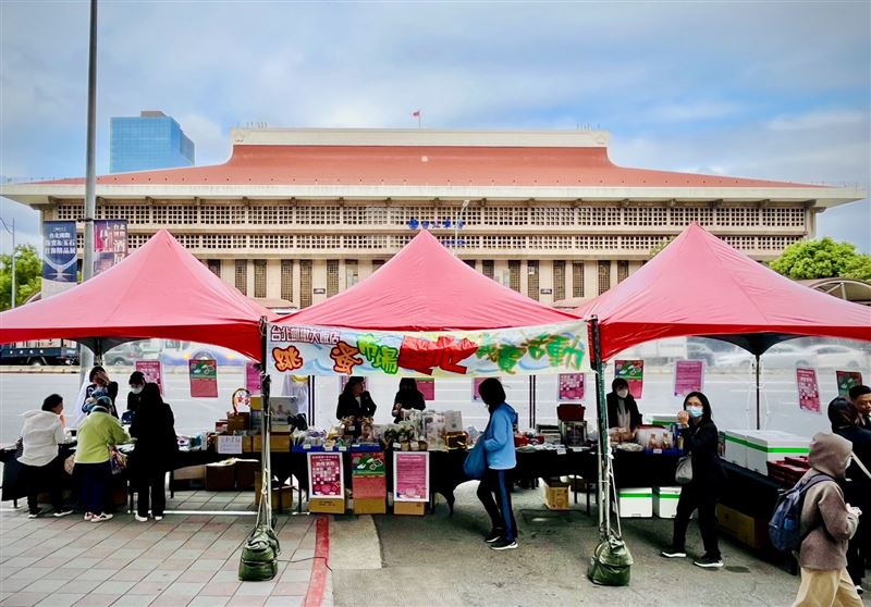 台北凱撒於飯店前舉辦的「跳蚤市場愛心義賣」活動已持續逾二十年，由員工齊心投入，成為深具意義的公益盛事，並展現團隊的向心力。（圖／飯店旅宿業者提供）