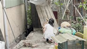 辛酸的隔代教養困境，阿嬤獨力照顧臥床老伴與弱勢女童。（圖／點燃生命之火提供） 