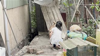 女童穿破鞋吃不飽　阿嬤視力模糊不敢倒下