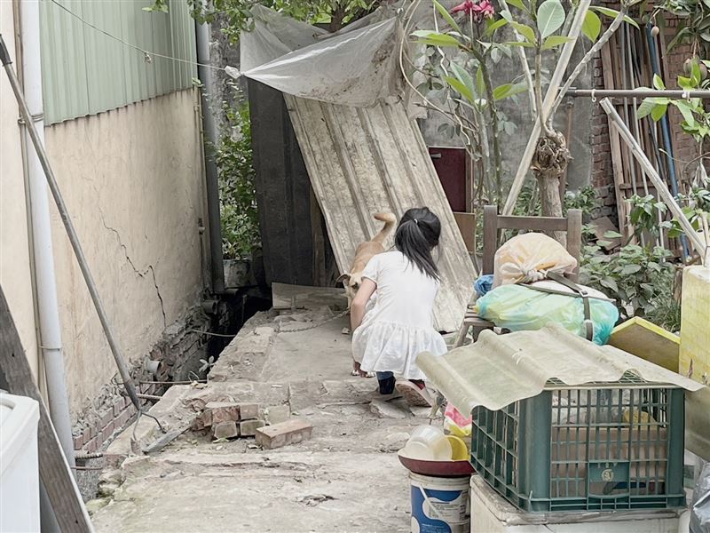 辛酸的隔代教養困境，阿嬤獨力照顧臥床老伴與弱勢女童。（圖／點燃生命之火提供）