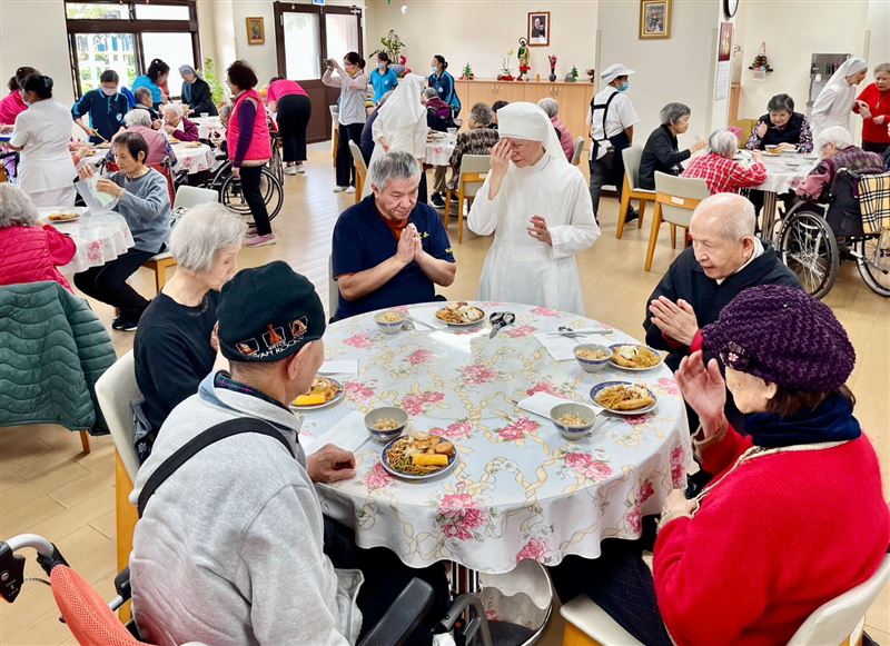 八里安老院的長者們開心享用由台北凱撒大飯店餐飲部精心準備的午餐，臉上洋溢著滿足的笑容。（圖／飯店旅宿業者提供）