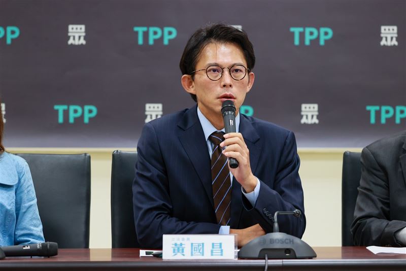 針對行政院提名游盈隆擔任中選會主委，黃國昌表示，民眾黨會公事公辦，沒有個人情誼這件事。（圖／民眾黨團提供）