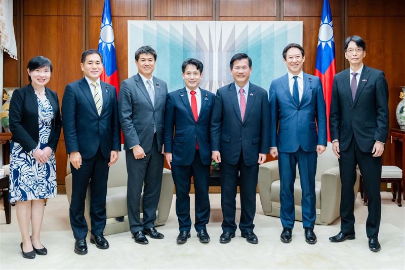 外交部長林佳龍會晤「日本參議院TY會台灣訪問團」瀧波宏文參議員一行（圖／翻攝自林佳龍臉書）