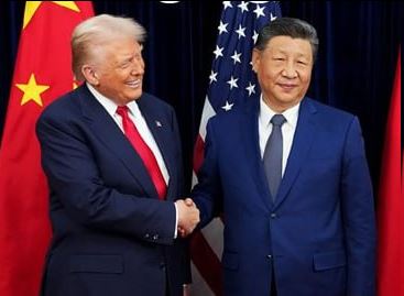 美國總統川普與中國國家主席習近平10月底在南韓會面。年終川普政府的外交大清洗，一口氣召回近30名大使，引發民主黨人痛批，是將美國的領導地位白送給中國。（圖／翻攝自X平台 @BitcoinJunkies）