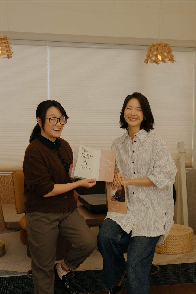 海裕芬（左）開心收到鍾瑶（右）的新書。（圖／星星相藝提供）