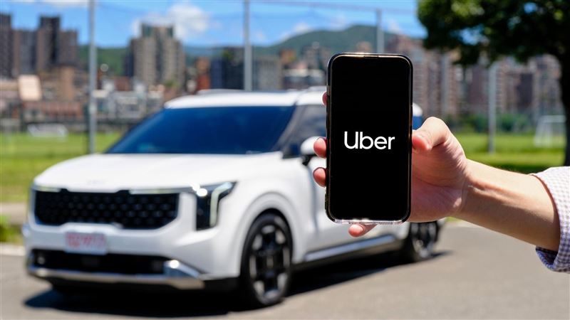 Uber首度公開2025年台灣整體行程洞察，包括年度最長單趟行程突破500公里，從台北一路前往高雄，年度最高搭乘趟次用戶來自台南，一年內完成超過2000趟行程。（圖／Uber提供）