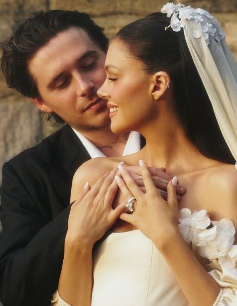 布魯克林（左）與美國富豪之女妮可拉佩茲（右）結婚後，布魯克林與岳家往來密切，重要節日多半選擇與妻子家人共度。（圖／翻攝自brooklynpeltzbeckham IG）