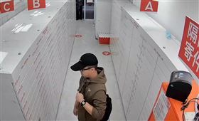 捷運台北車站及中山站19日發生隨機殺人事件，兇手張文先投擲煤油彈、煙霧彈，隨機持刀殺傷無辜民眾後，從誠品南西店墜樓身亡。警方追查出張文從去年起即透過網購方式購入刀械和煙霧彈等物，而張文至超商和蝦皮取貨的畫面也陸續曝光。