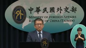 外交部亞西及非洲司司長顏嘉良說明與南非交涉進度（圖／翻攝自外交部YT）