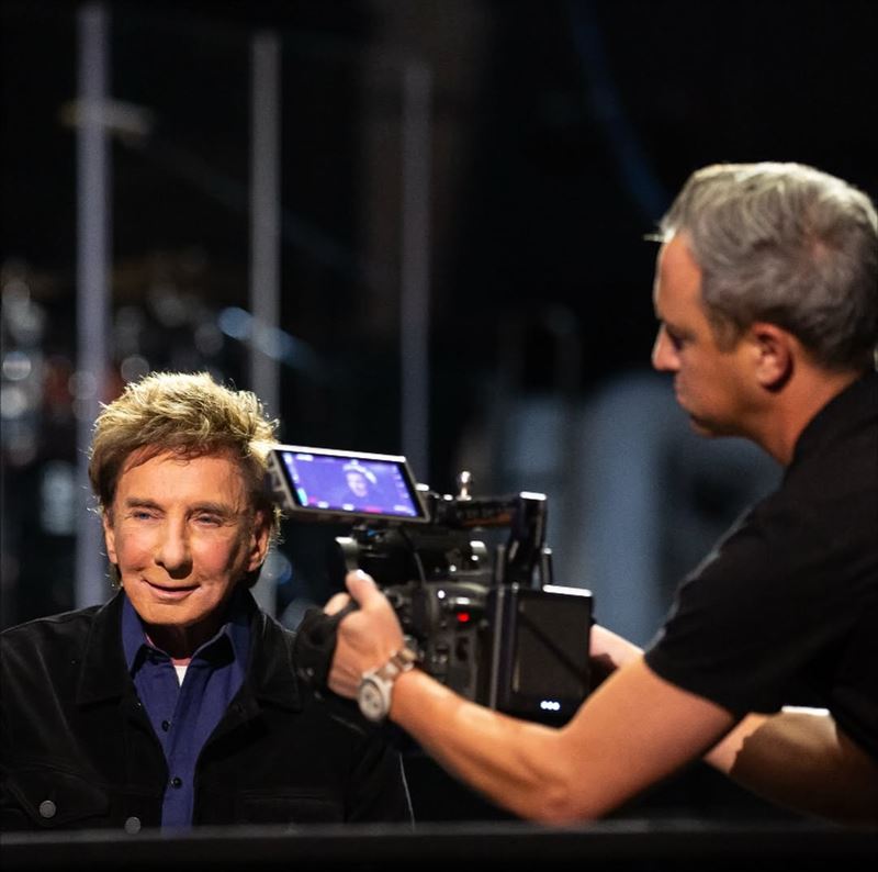 82歲美國樂壇傳奇歌手巴瑞曼尼洛（Barry Manilow）。（圖／翻攝自IG @barrymanilowofficial）