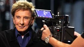 82歲美國樂壇傳奇歌手巴瑞曼尼洛（Barry Manilow）。（圖／翻攝自IG @barrymanilowofficial）