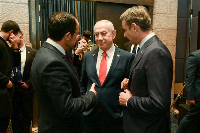 以色列總理納坦雅胡與希臘、賽普勒斯兩國領導人於22日舉行峰會。會後納坦雅胡警告伊朗，如敢輕舉妄動，將招致「嚴厲回應」。（圖／翻攝自X平台 @netanyahu）