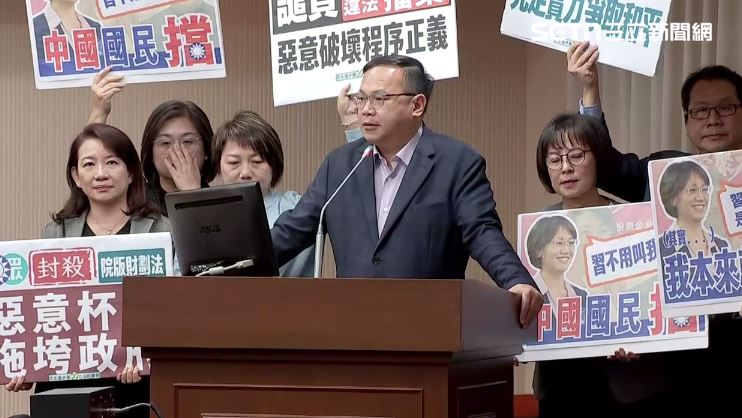 王義川與翁曉玲發生口角。（圖／記者詹宜庭攝影）