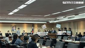 王義川與翁曉玲發生口角。（圖／記者詹宜庭攝影）