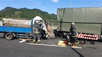 新／台64線嚴重車禍　2貨車追撞駕駛命危