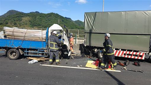 新／台64線嚴重車禍　2貨車追撞駕駛命危