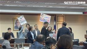 民進黨立委手持抗議手牌衝上主席台敲桌高喊「有異議」。（圖／記者詹宜庭攝影）