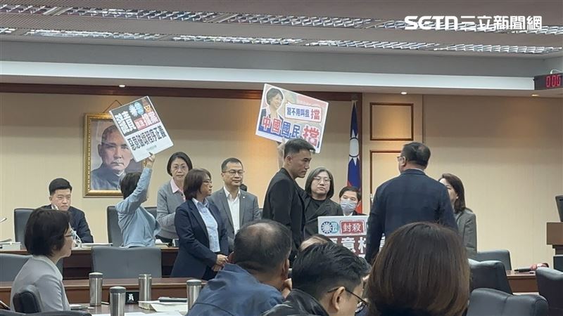 立法院國民黨團與民眾團23日第四度阻擋國防特別預算條例付委審查。（圖／記者詹宜庭攝影）