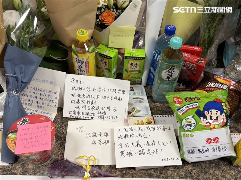 今仍有多位民眾帶著花束跟點心、飲料，放在往Ｍ7出口的轉角處，一張又一張小卡寫著「英雄您辛苦了」悼念余家昶。（圖／記者簡浩正攝影）