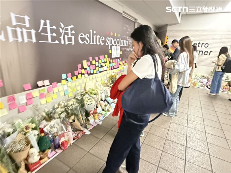 今仍有多位民眾帶著花束跟點心、飲料，放在往Ｍ7出口的轉角處悼念余家昶。（圖／記者簡浩正攝影）