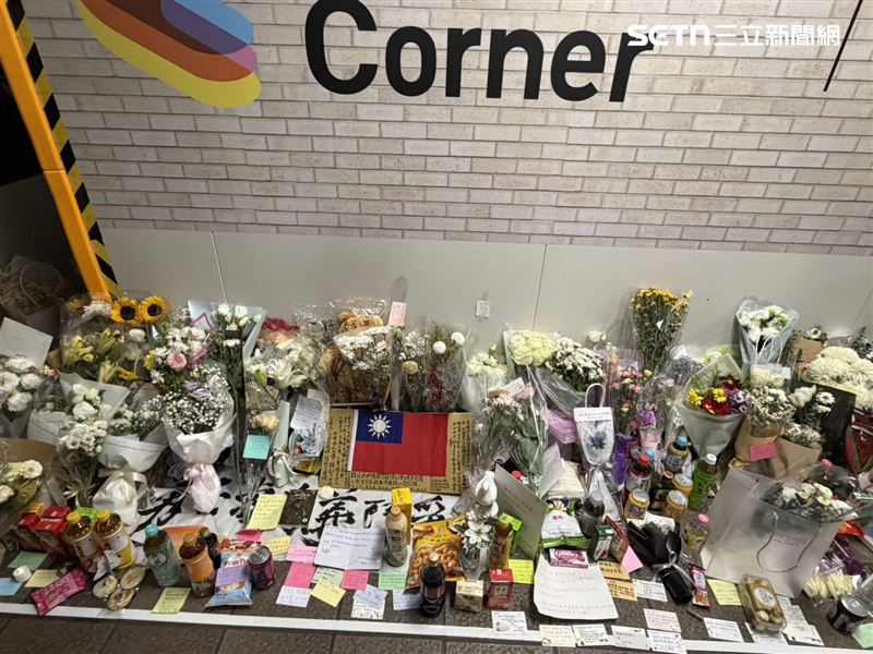 今仍有多位民眾帶著花束跟點心、飲料，放在往Ｍ7出口的轉角處，一張又一張小卡寫著「英雄您辛苦了」悼念余家昶。（圖／記者簡浩正攝影）