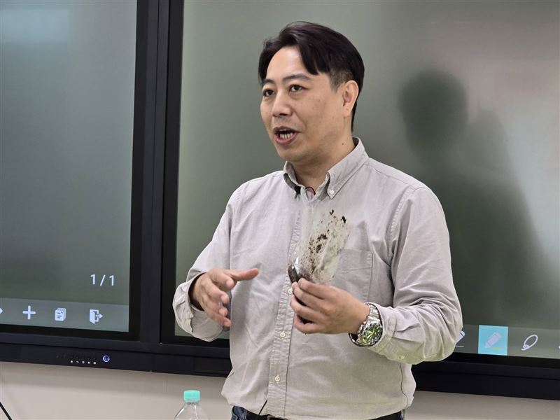 Good全名師教學團隊自然科老師黃邦說明自然科學測考前準備重點。（圖／Good全名師教學團隊執行長顧全提供）